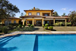 Casa no condomínio Quinta da Baroneza. Estilo vila Italiana com piscina em primeiro plano.