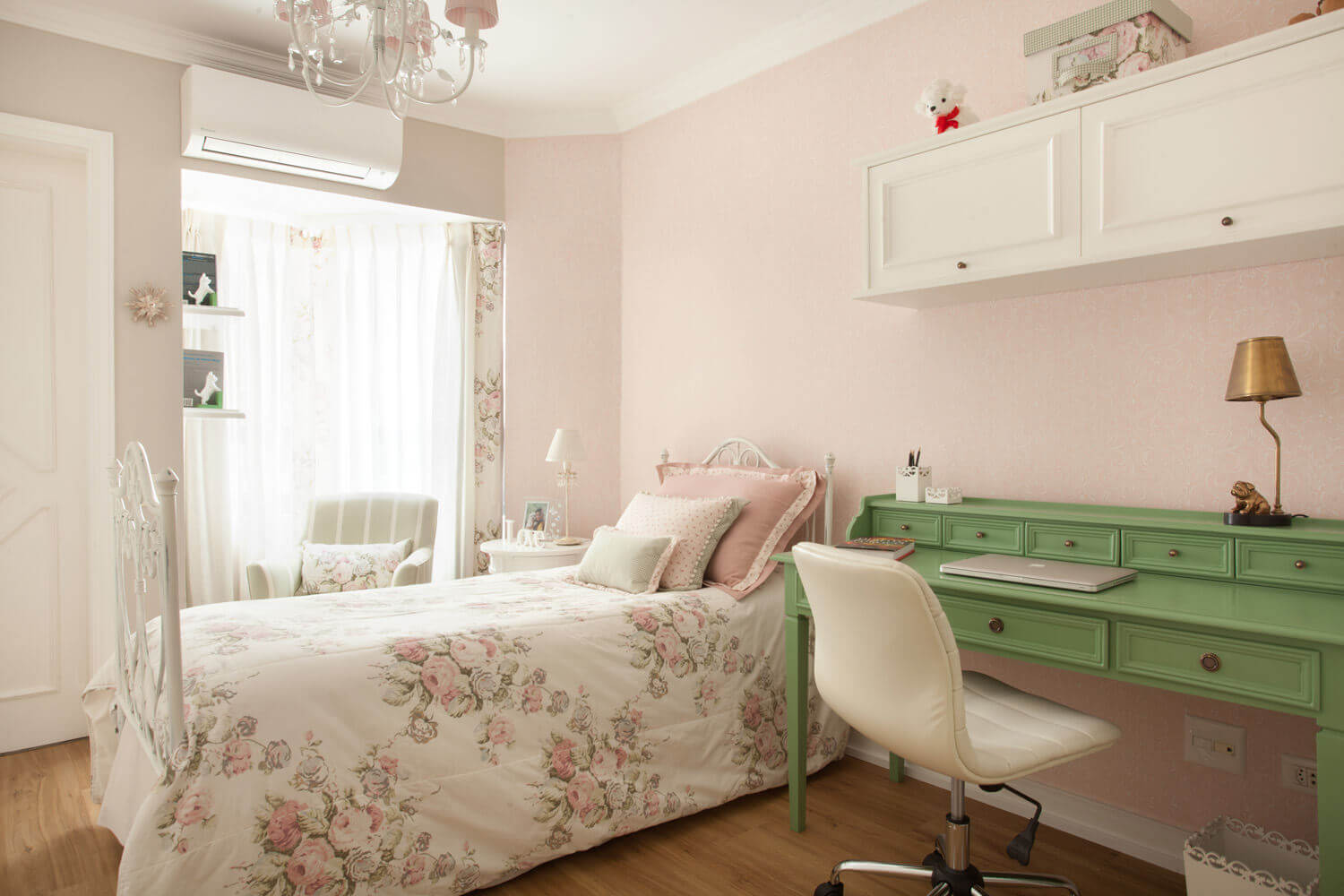quarto romântico feminino, com tecido floral em tons de verde e rosa.
