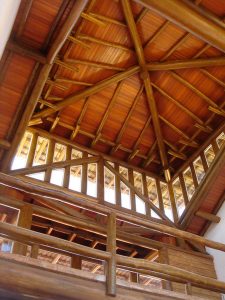 Detalhe do lanternim feito em eucalipto autoclavado. Forro em madeira e guarda-corpo do andar superior.