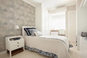 Quarto feminino em tons de azul e branco com papel de parede da Orlean e moveis da Quartos e Etc.