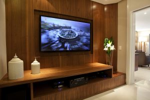 Home theater com painel e móvel em Nogueira.