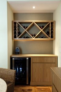 Canto para adega em freijó com casulos para vinho.