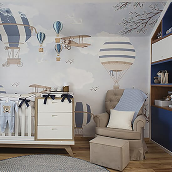 quarto de bebe em tons de azul com adesivos de balões nas paredes, berço integrado com a comoda