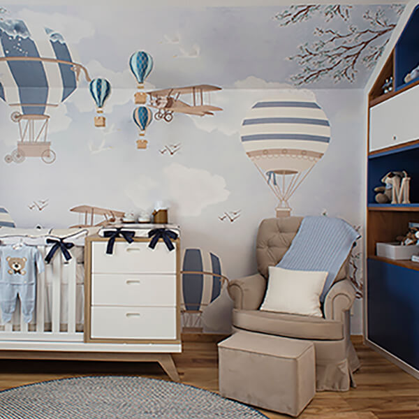 quarto de bebe em tons de azul com adesivos de balões nas paredes, berço integrado com a comoda