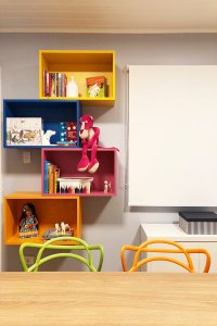 nichos coloridos para livros e jogos na sala de estudos