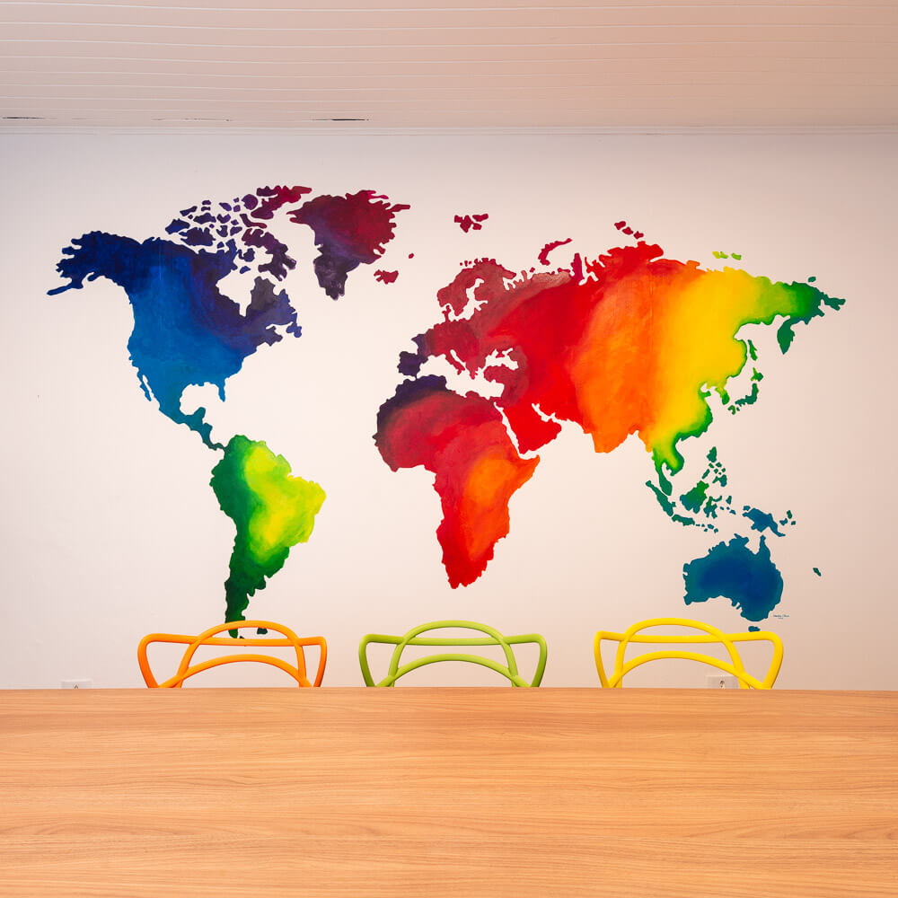 sala de estudos com mapa mundi colorido degrade pintado na parede