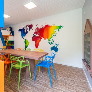 sala de estudos com pintura de mapa mundi na parede