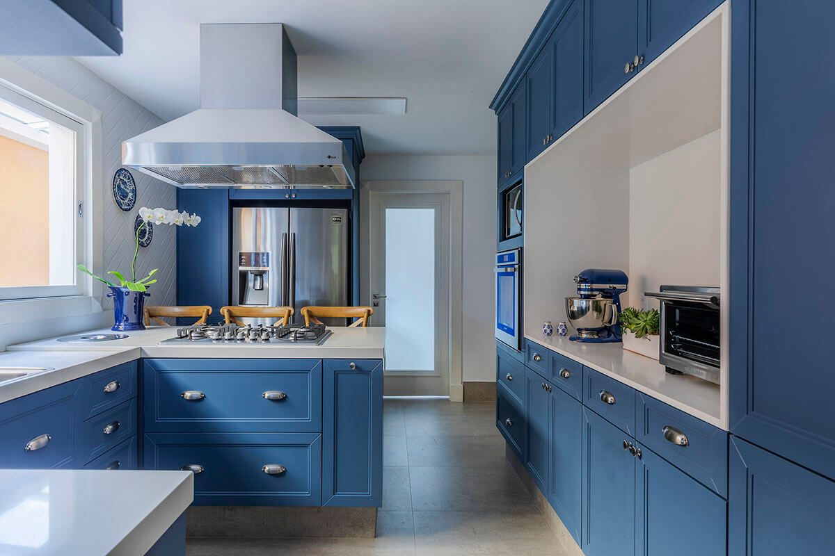 cozinha provençal com armarios azuis e tampo branco e piso de concreto 2 - Copia