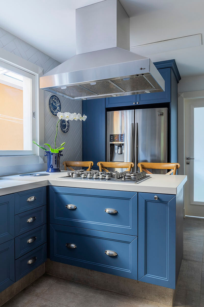 cozinha provençal com armarios azuis e tampo branco