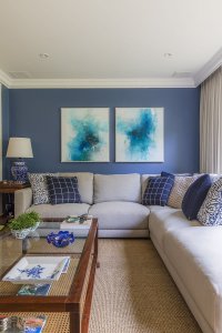 home theatre com sofa Jocal e diptico em tons azul e folha de prata da Rosanna Vaz
