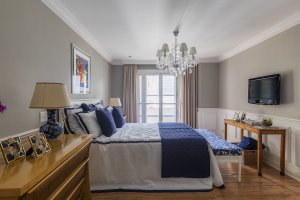 quarto de casal com boiserie e enxoval em azul e branco