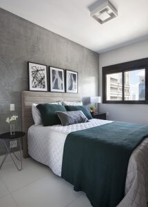 quarto de casal com paredes de comento queimado e enxoval em cinza e verde