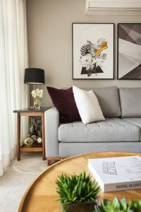 Detalhes com almofada e quadros Bordeaux