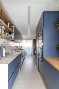 Cozinha moderna com armários azuis madeira e serralheria