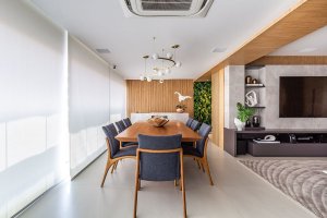 Sala e varanda integradas com ambiente gourmet e painel ripado